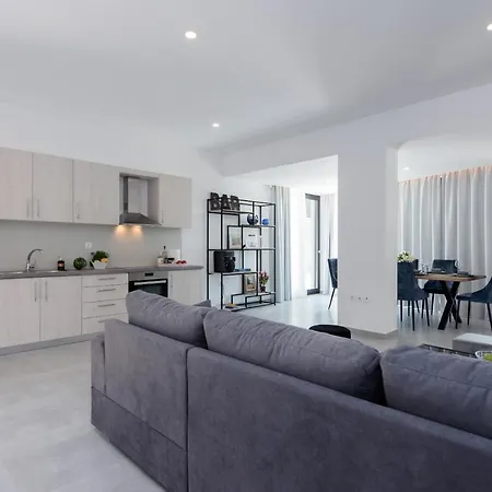 Villa White Swan With Private Pool And Jacuzzi Komméno
