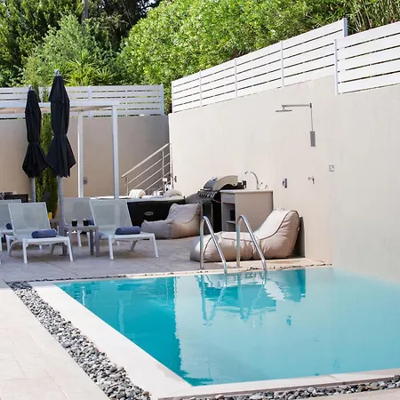White Swan With Private Pool And Jacuzzi Komméno