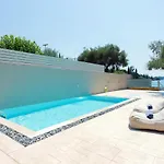 White Swan With Private Pool Villa